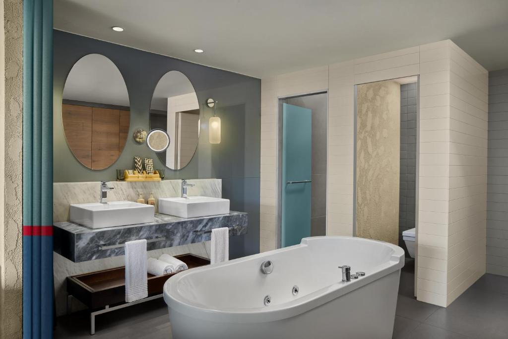 حمام هتل آکرا تی یو آی بلو سنسیتوری